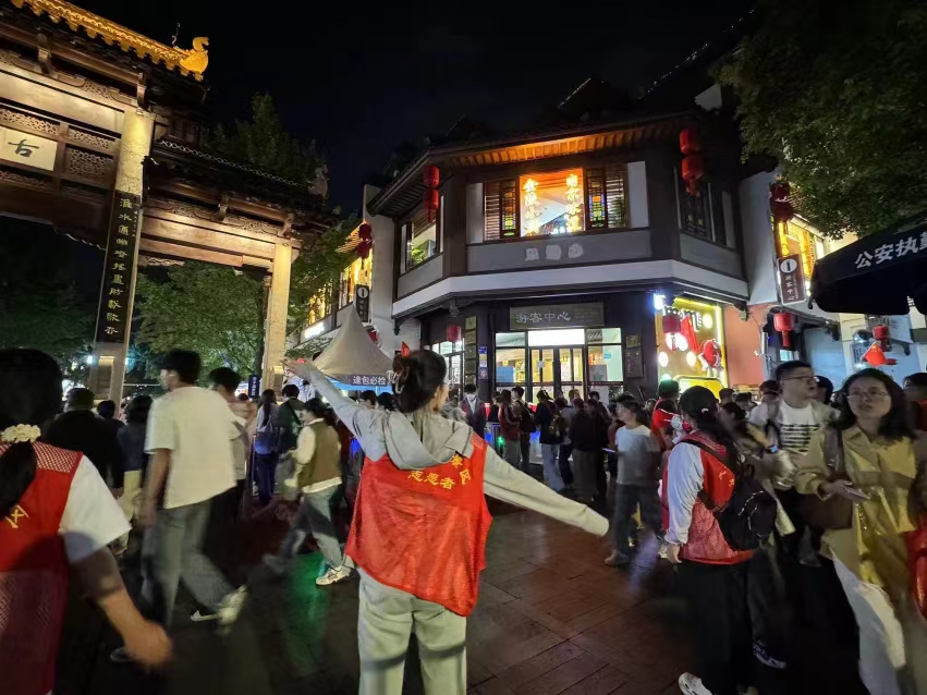 牢记嘱托 答好“强富美高”新凤凰联盟网址答卷｜崇德向善 文明之风吹遍南京(图1)