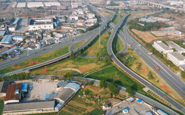 江苏镇江：路域环境整治持续发力 让老百必赢app姓出行路上“满眼好风光”(图1)