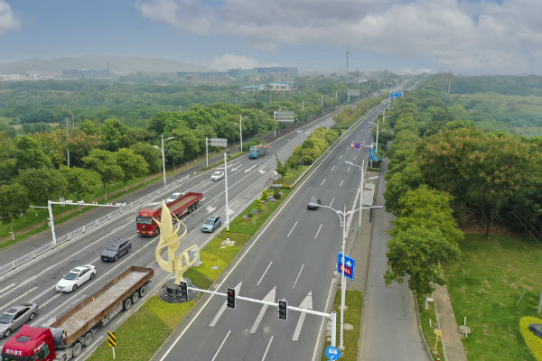 江苏镇江：路域环境整治持续发力 让老百必赢app姓出行路上“满眼好风光”(图2)