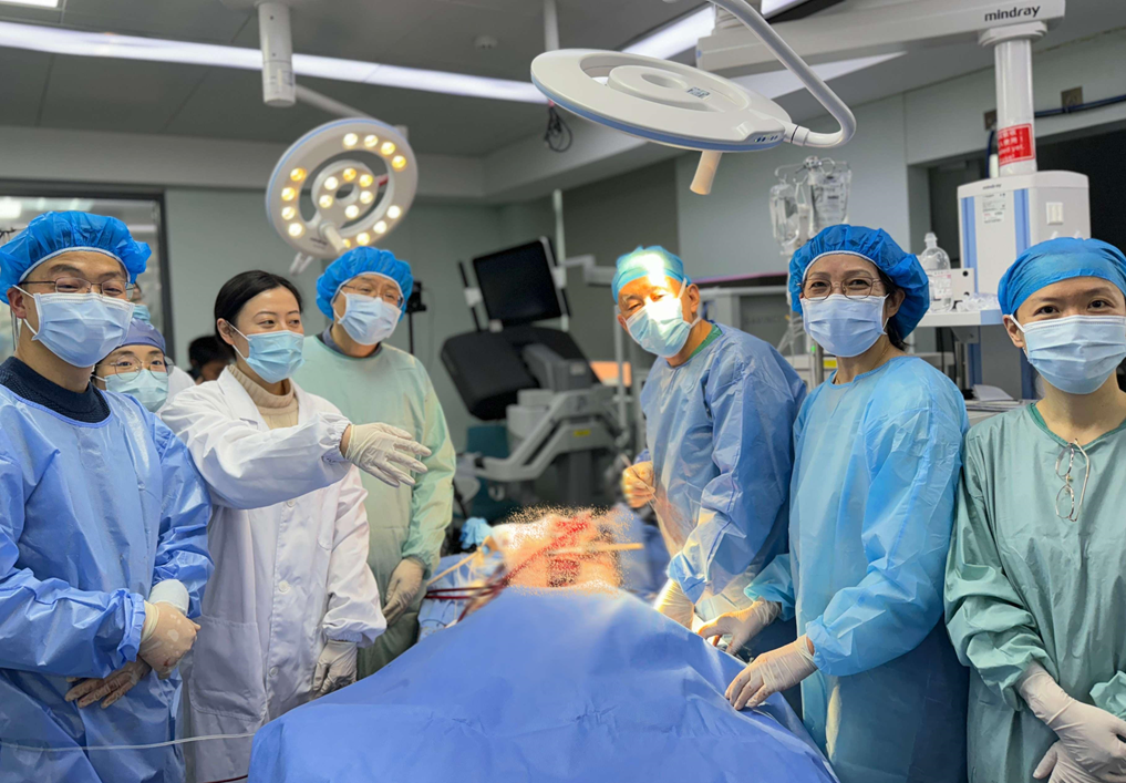 南京鼓楼医院细胞治疗与高端医疗器械概念验证中心内，顾宁院士及医生团队正针对仿生人体项目进行大动物实验。