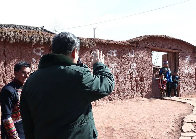 这是2月11日上午，习近平在凉山彝族自治州昭觉县三岔河乡三河村考察时同村民打招呼。 新华社记者 鞠鹏 摄