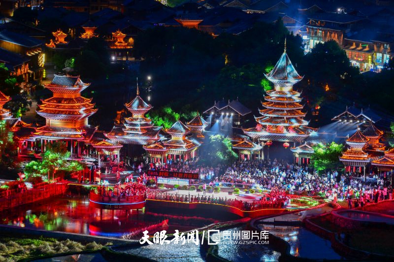 2025年5月1日，侗族群众在黎平县肇兴侗寨为游客演唱侗族大歌。卢忠南 摄.jpg