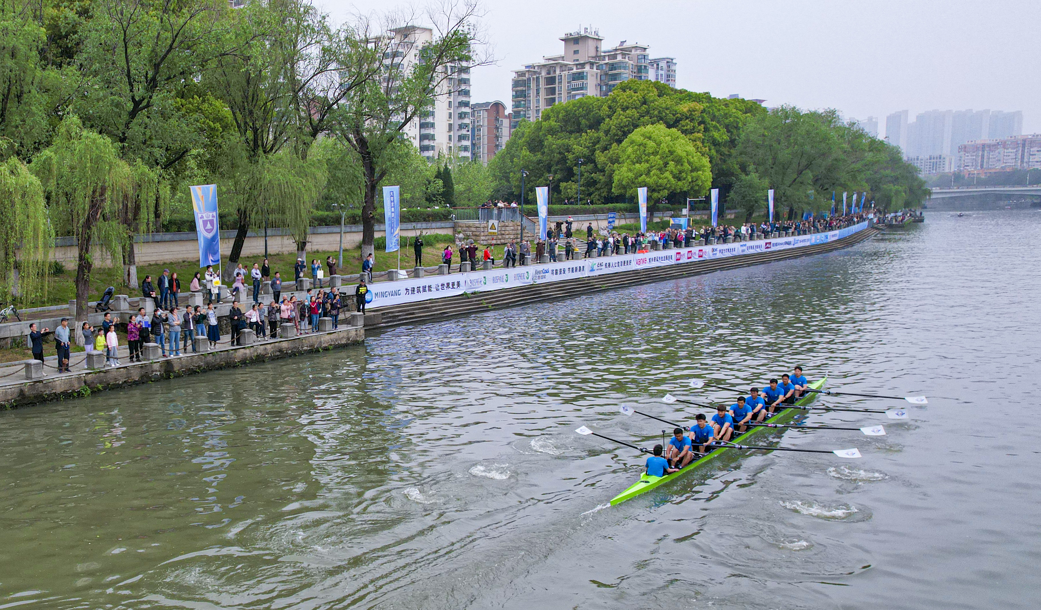 2024南京·大学生赛艇公开赛激情开赛现场。南京日报/紫金山新闻记者 冯芃 孙中元 摄