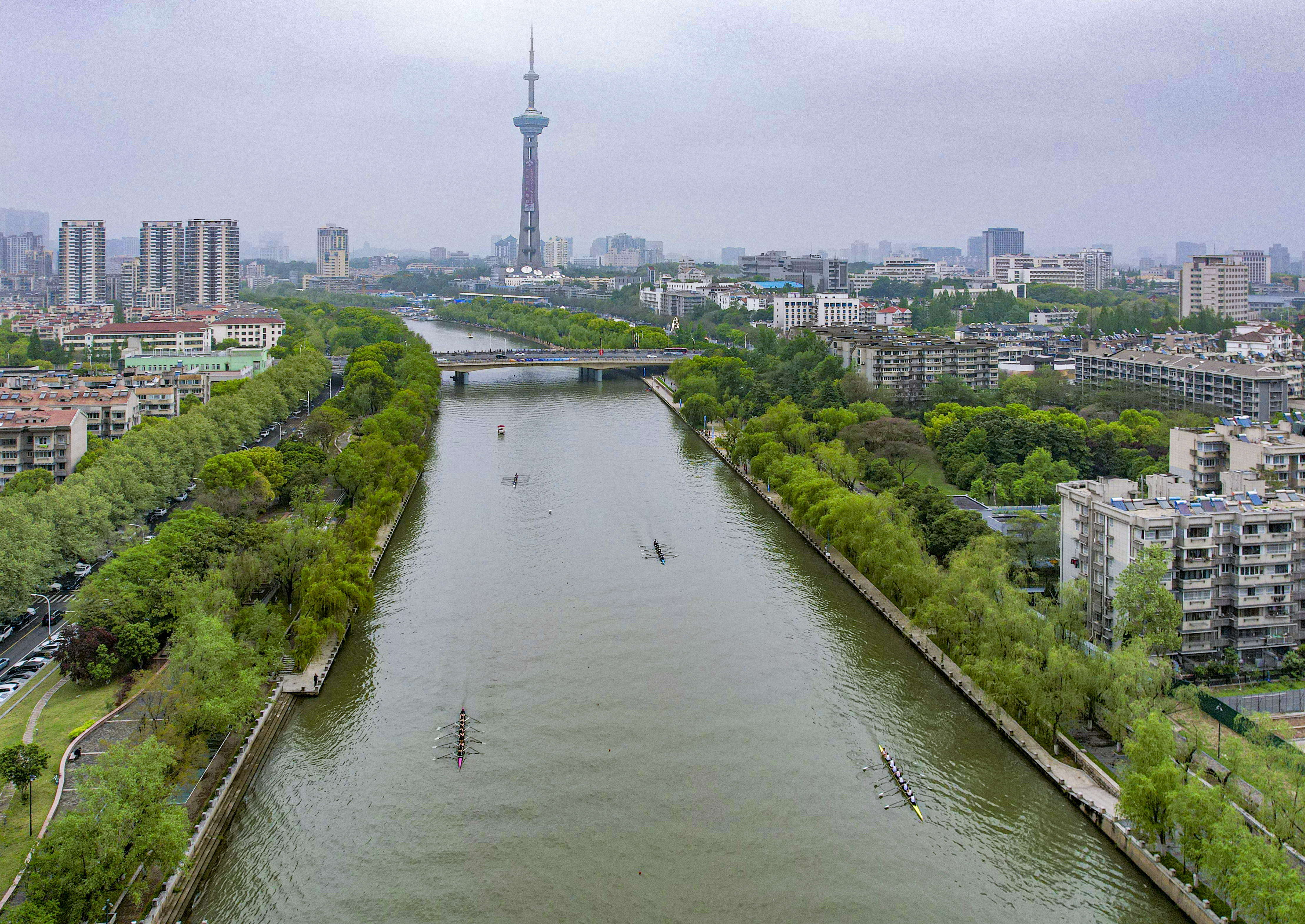 2024南京·大学生赛艇公开赛激情开赛现场。南京日报/紫金山新闻记者 冯芃 孙中元 摄