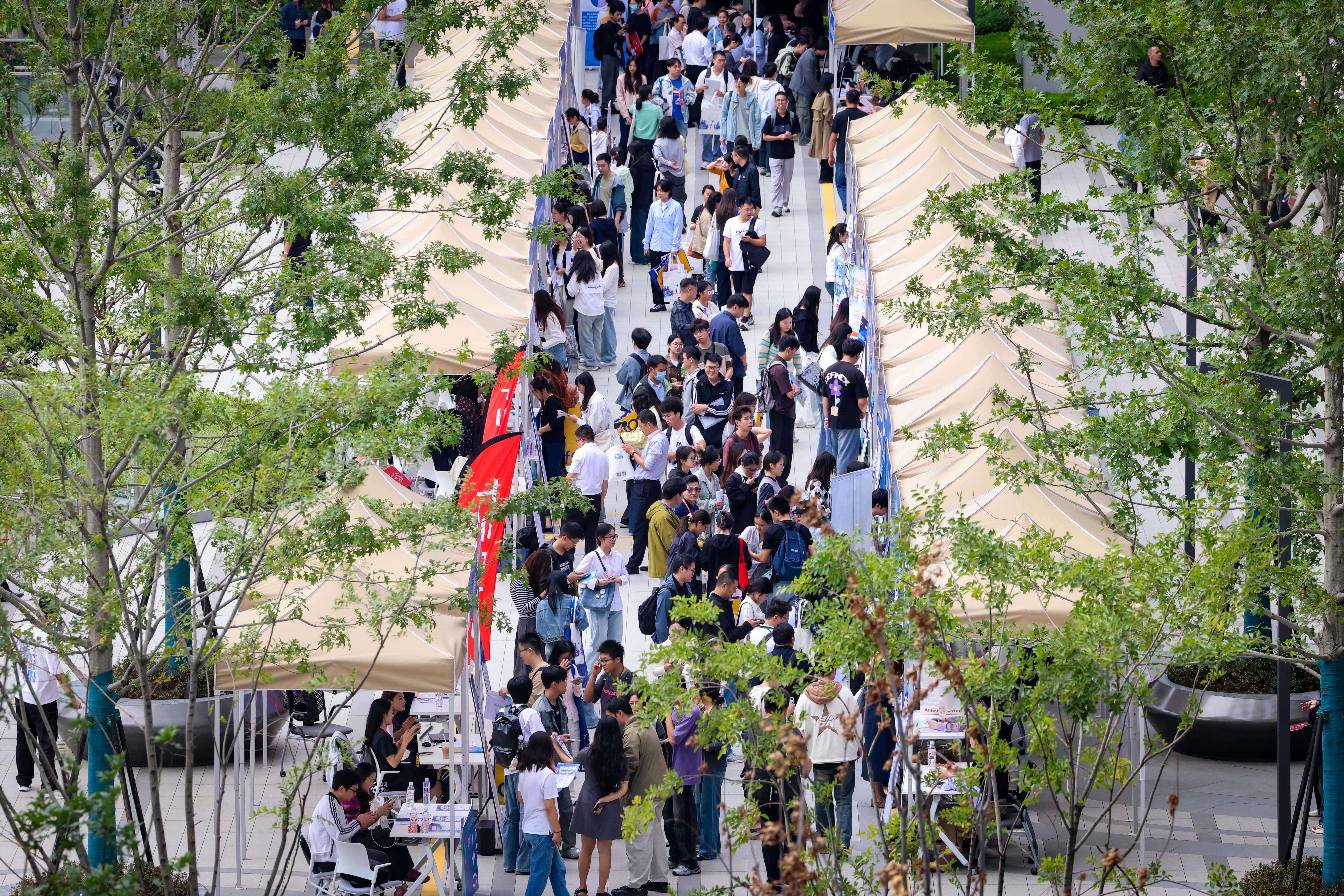 40余家大型企业释放超300个优质岗位和2000余个就业机会。