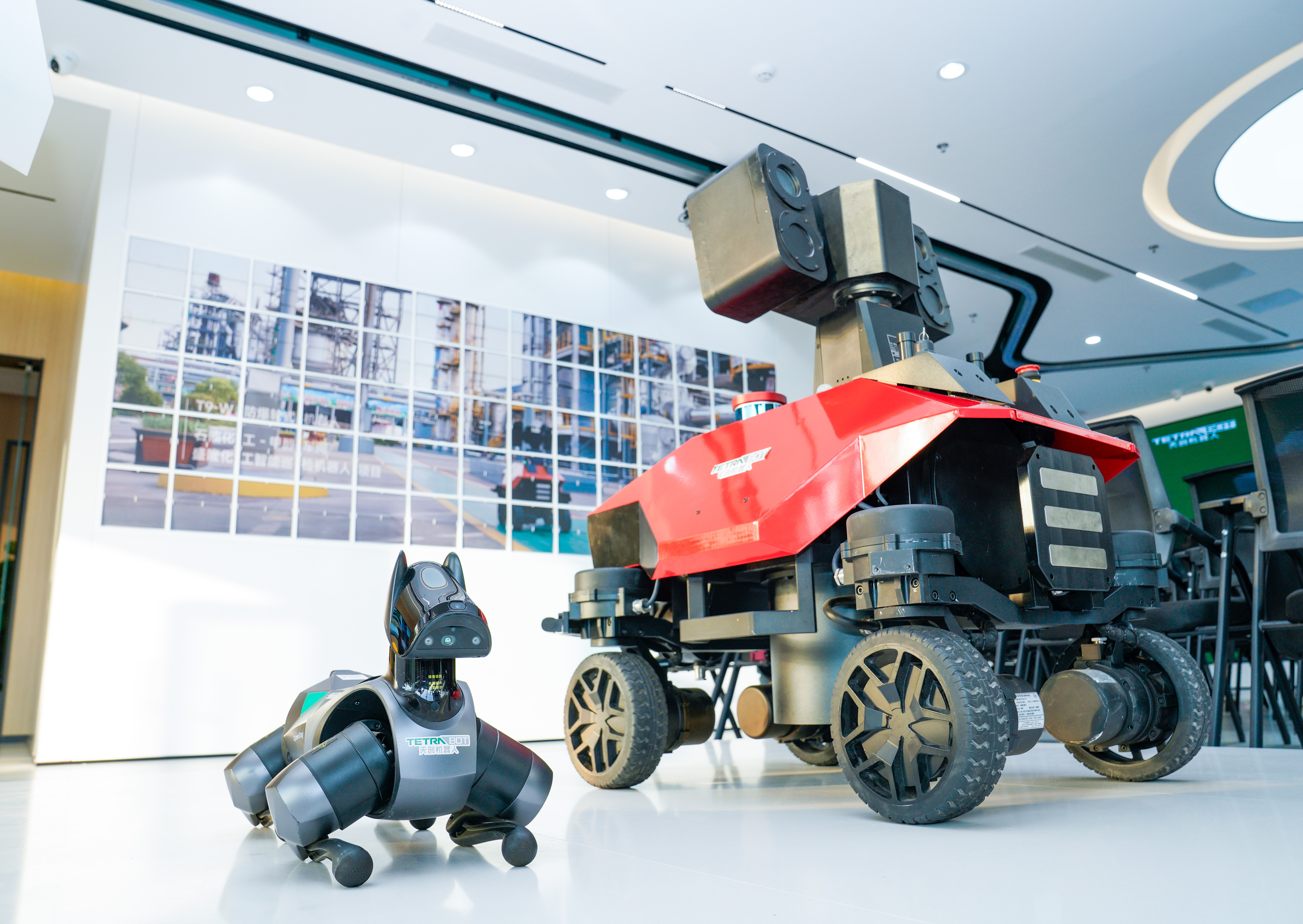 南京天创智能科技股份有限公司研发的多款特种机器人,主要用于巡检、移动充电等。南京日报/紫金山新闻记者 戚珂嘉 摄