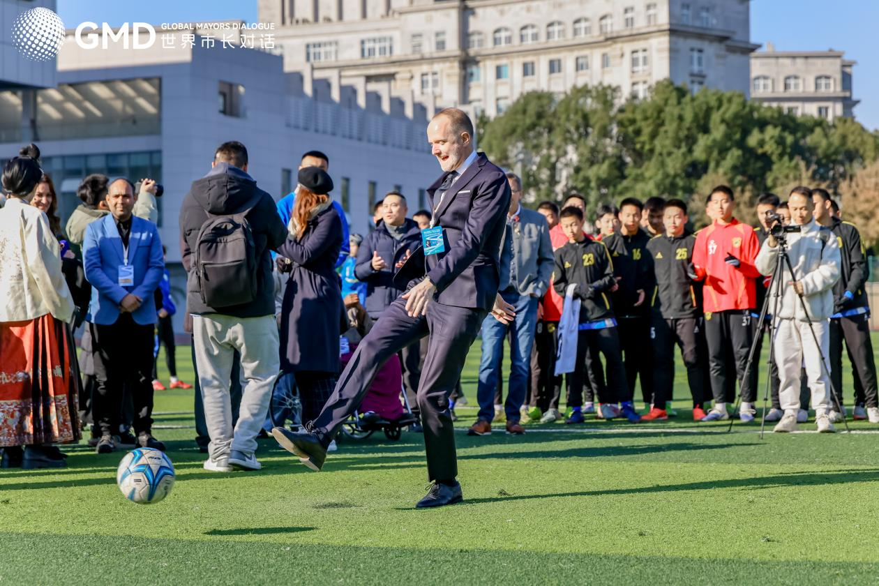 意大利科莫市市长亚历山德罗·拉皮内塞精准射门赢喝彩。