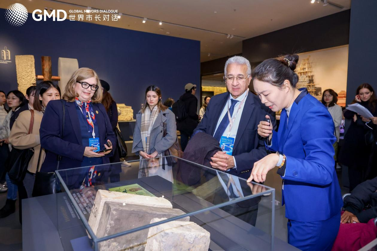 埃及外交事务理事会成员、世界城地组织北非区域办公室主任穆罕默德·赫加吉（右二）与墨西哥墨西卡利市旅游和会展局长玛利亚·穆里略（左二）在南京城墙博物馆观看展览。