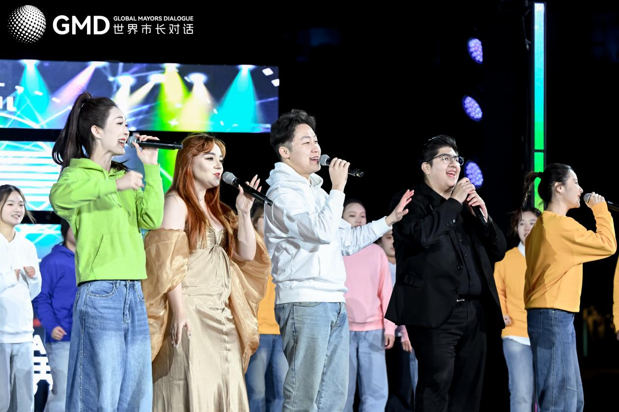 中外青年共同吟唱起《文明互鉴·青春领航》的歌曲。