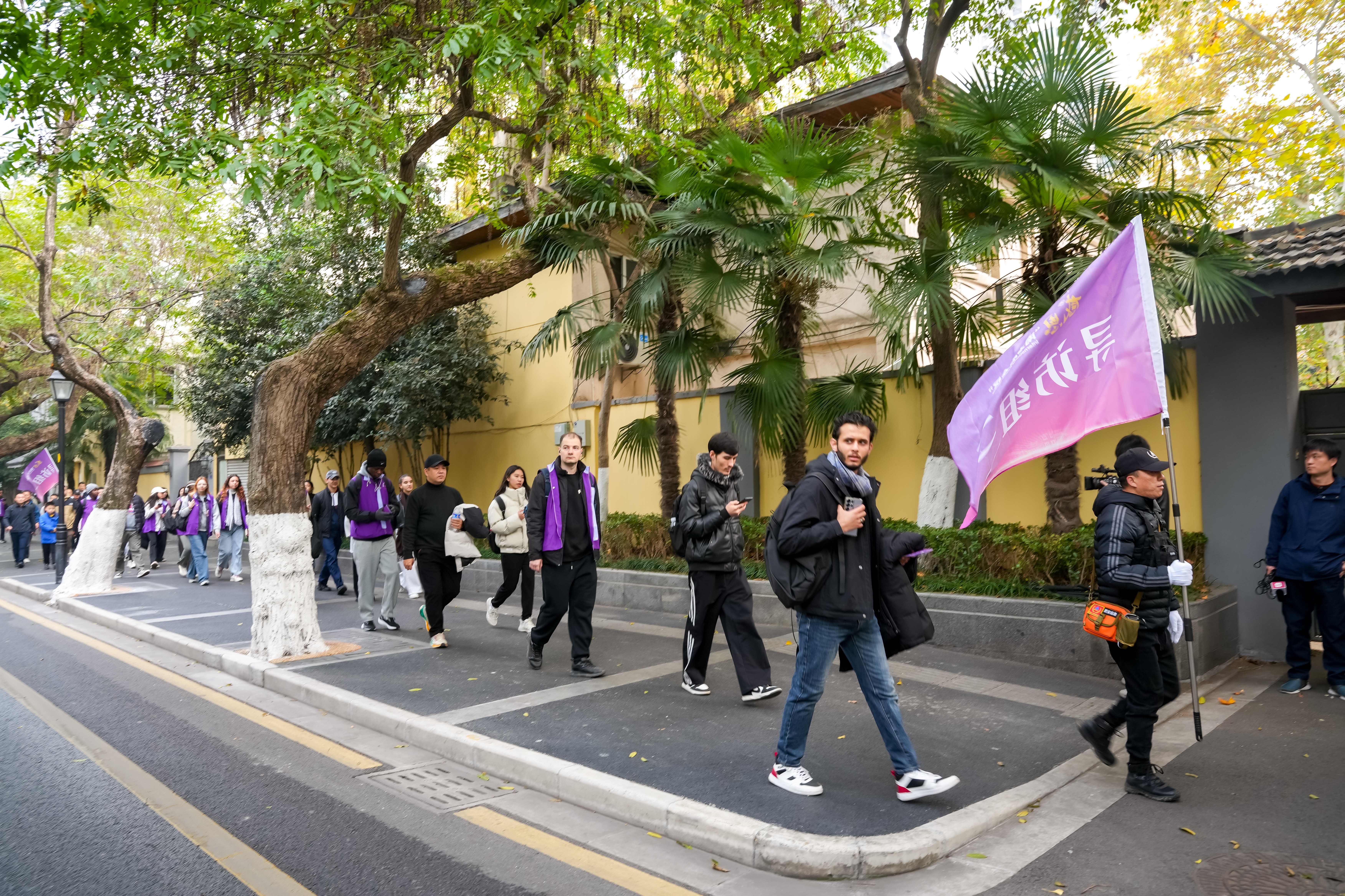 中外学子行走在宁海路。