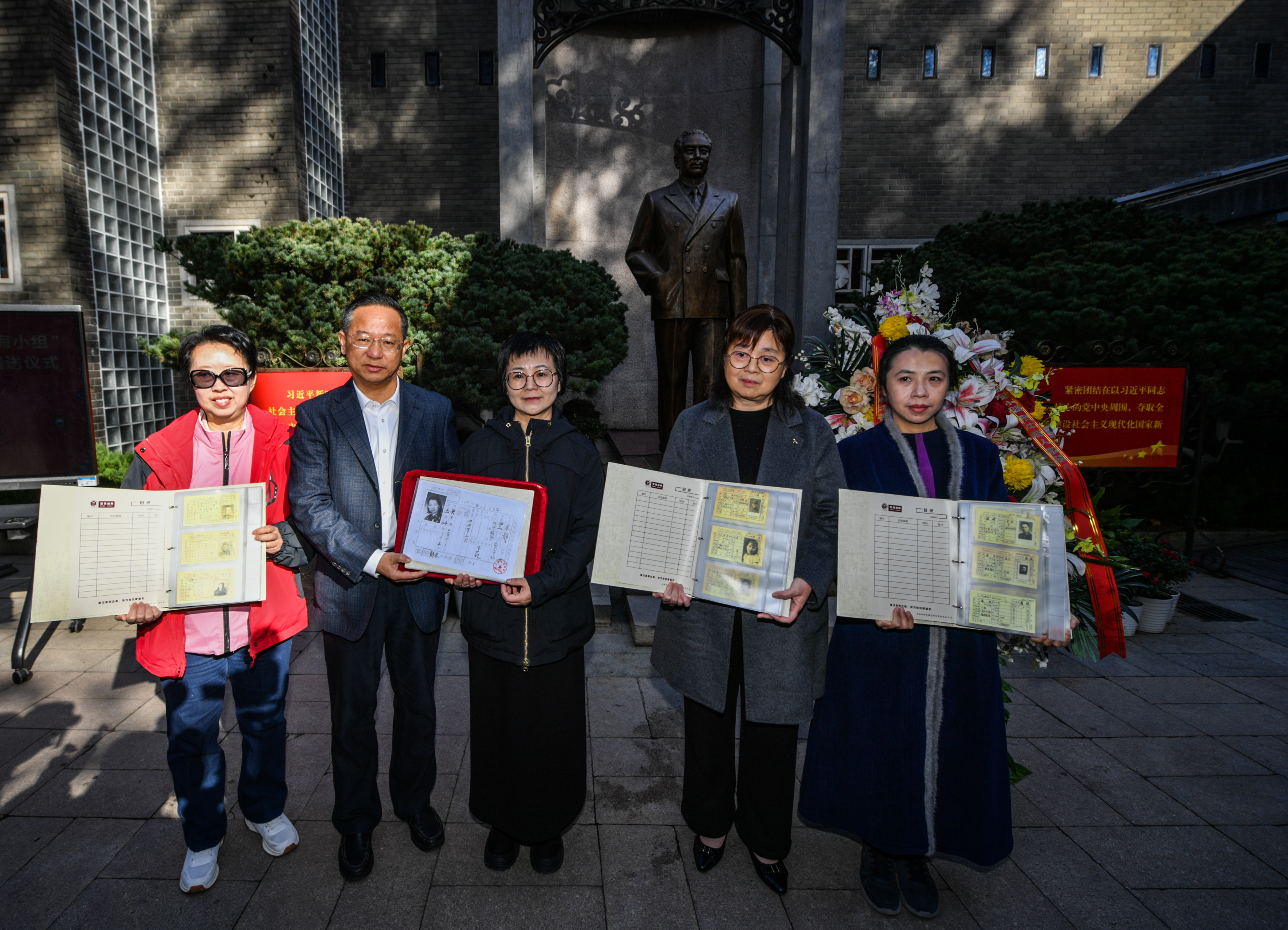 市档案馆向烈士后代赠送烈士户籍卡档案,从左至右分别为:陈宝仓烈士外孙女李敏、市档案馆副馆长王长喜、朱枫烈士孙女朱容瑢、吴石烈士孙女吴红、聂曦烈士侄孙女黄怡然。