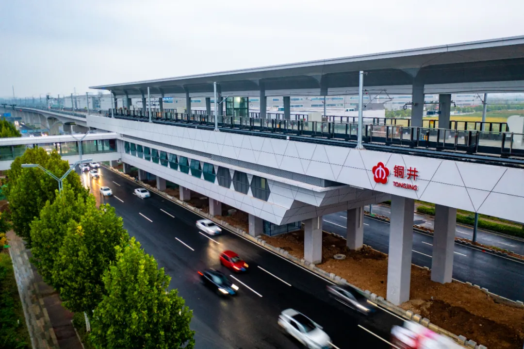 日前,南京地铁S2号线(宁马城际铁路南京段)铜井、牧龙、江宁滨江开发区等南京段各车站外立面幕墙的标识标牌、站名牌已安装到位,距离通车又近一步。