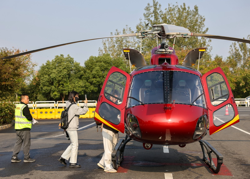 10月29日，一架红色空客AS350B3“小松鼠”直升机从镇江西津渡起飞，40分钟后稳稳降落在南京溧水柘塘服务区临时起降点。此次镇江—南京禄口试验飞行标志着宁镇两地在低空领域跨市协同保障机制建设方面取得阶段性成果，也为宁镇扬空中交通一体化奠定了基础。