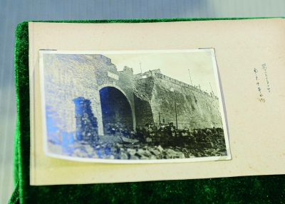 12月5日,侵华日军南京大屠杀遇难同胞纪念馆举行文物史料捐赠仪式,一批揭露侵华日军罪行的文物史料对外公布。图为一张珍贵历史照片,真实定格了侵华日军占领南京前后的情景。 南京日报/紫金山新闻记者 孙中元 摄