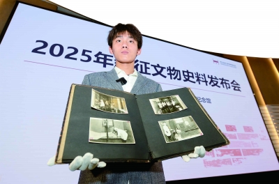 12月5日,侵华日军南京大屠杀遇难同胞纪念馆举行文物史料捐赠仪式,一批揭露侵华日军罪行的文物史料对外公布。图为徐州高中生于聍鹏展示捐赠的侵华日军“花见部队”相册。 南京日报/紫金山新闻记者 孙中元 摄