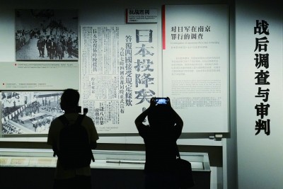 人们参观南京大屠杀史实展。 南京日报/紫金山新闻记者 孙中元 摄