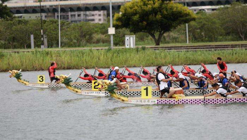 9月23日，2025两岸城市龙舟交流赛在新北市微风运河举行，来自新北市、台北市、上海市、南京市、苏州市的11支龙舟队、272名龙舟好手争相竞渡。