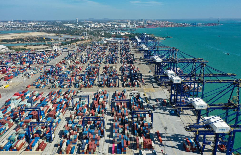 这是2025年11月28日拍摄的海南洋浦港。该港是海南自贸港10个“二线口岸”之一（无人机照片）。新华社发