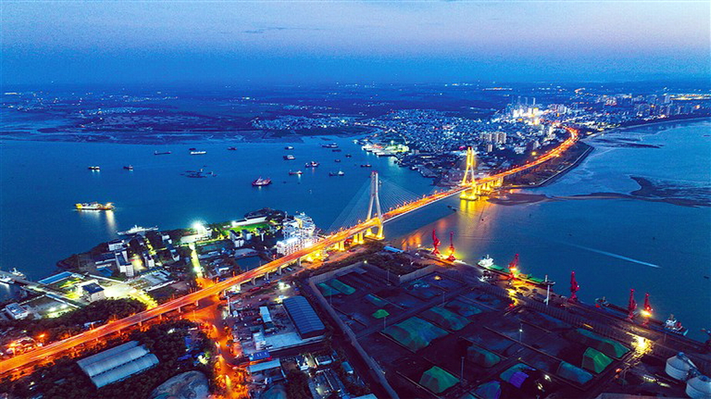 夜幕下的儋州市环新英湾区域灯火璀璨，生活气息浓厚，展现出港产城融合发展的强劲动力。陈元才 摄