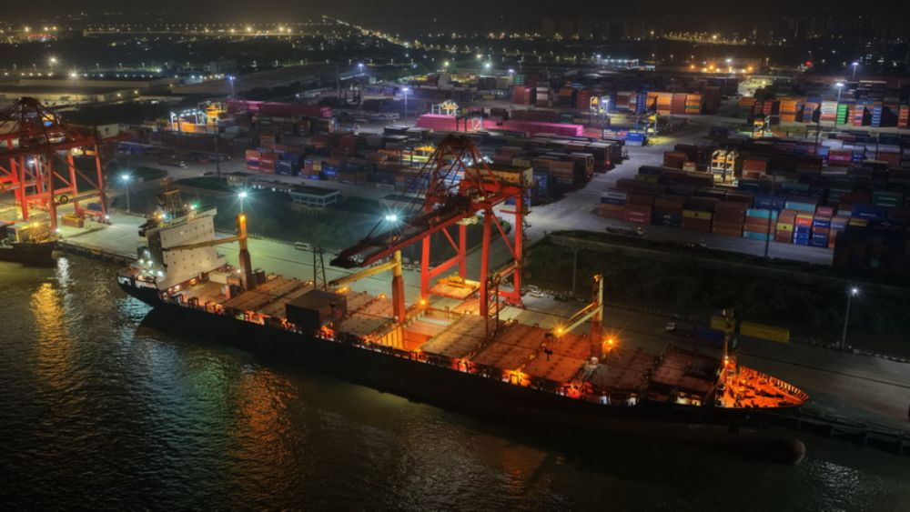 10月17日晚，执行南京首条集装箱北极航线任务的“鸿伟”轮圆满完成航行任务，顺利返航。该轮于8月15日首航，历时两月，满载货物直航欧洲并成功满载而归。通讯员 林可欣 摄