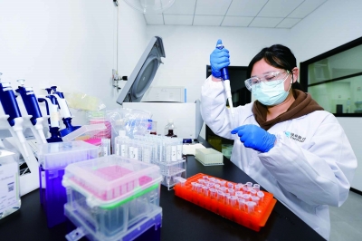 南京征祥医药实验室内,工作人员正在进行抗感染、抗肿瘤领域小分子创新药的研发。