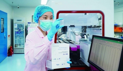 南京世和基因生物技术股份有限公司的工作人员正在研发、生产检测试剂盒。