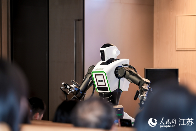 全球首款防爆人形机器人“天魁一号”现身活动现场。人民网 范尧摄