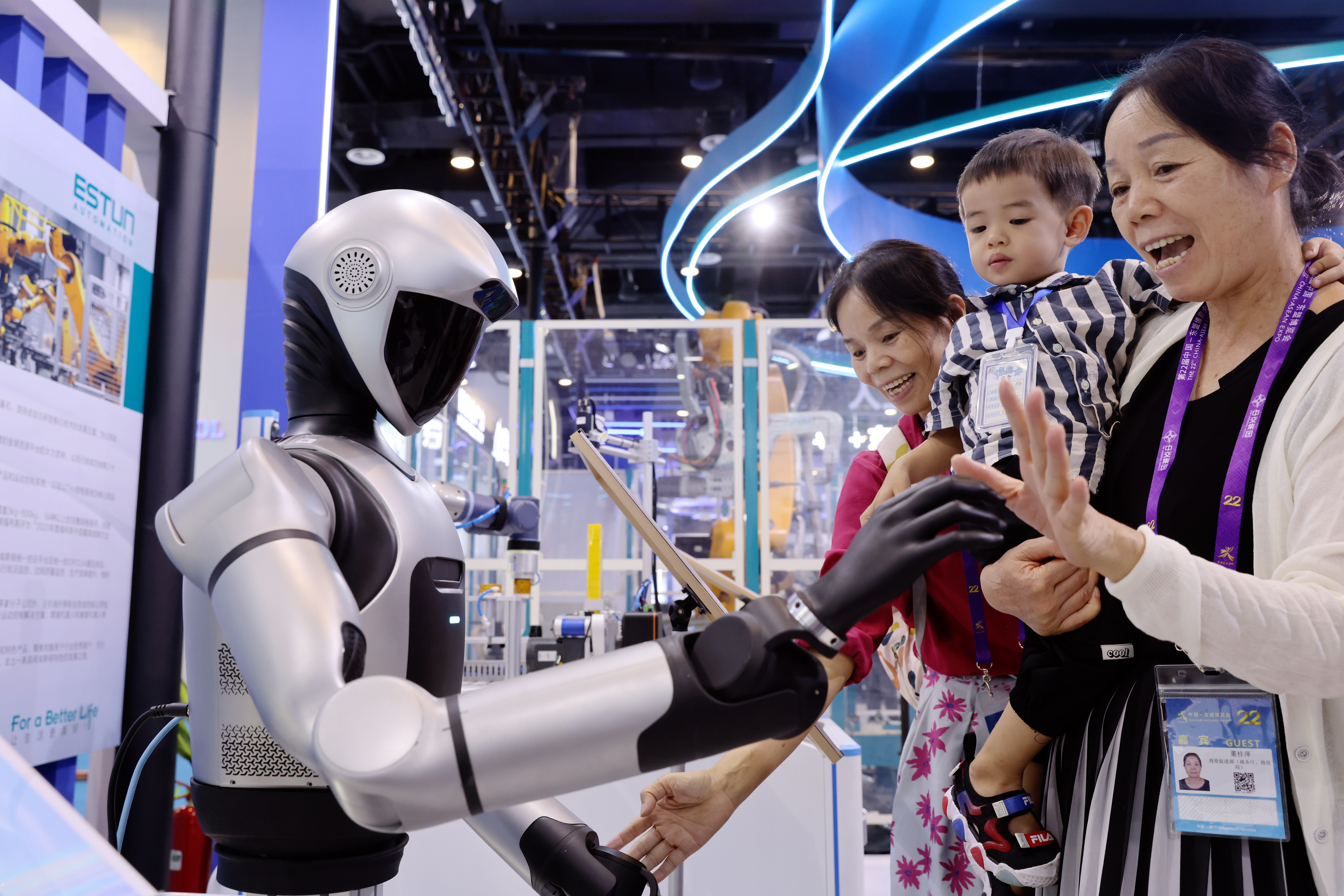 展会上，观众与埃斯顿机器人互动。
