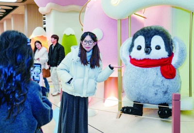 元旦假期首日，南京新街口商圈人潮涌动、活力迸发，各大商场喜迎市民游客前来消费。图为市民游客在德基广场游玩购物。南京日报/紫金山新闻记者 戚珂嘉 摄