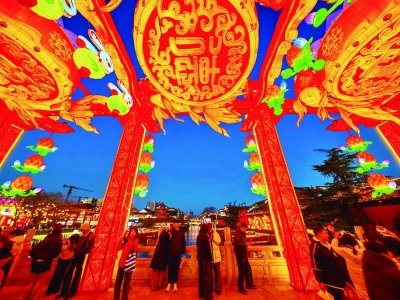 在夫子庙核心展区,棂星门、文德桥、文源桥三处大型主题灯组惊艳亮相。