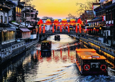 在十里秦淮水上展区,华灯初上时的十里秦淮尽显江南水乡的繁华与雅致。