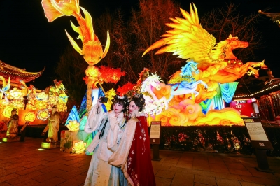 在大成殿展区,市民游客在灯组前合影留念。