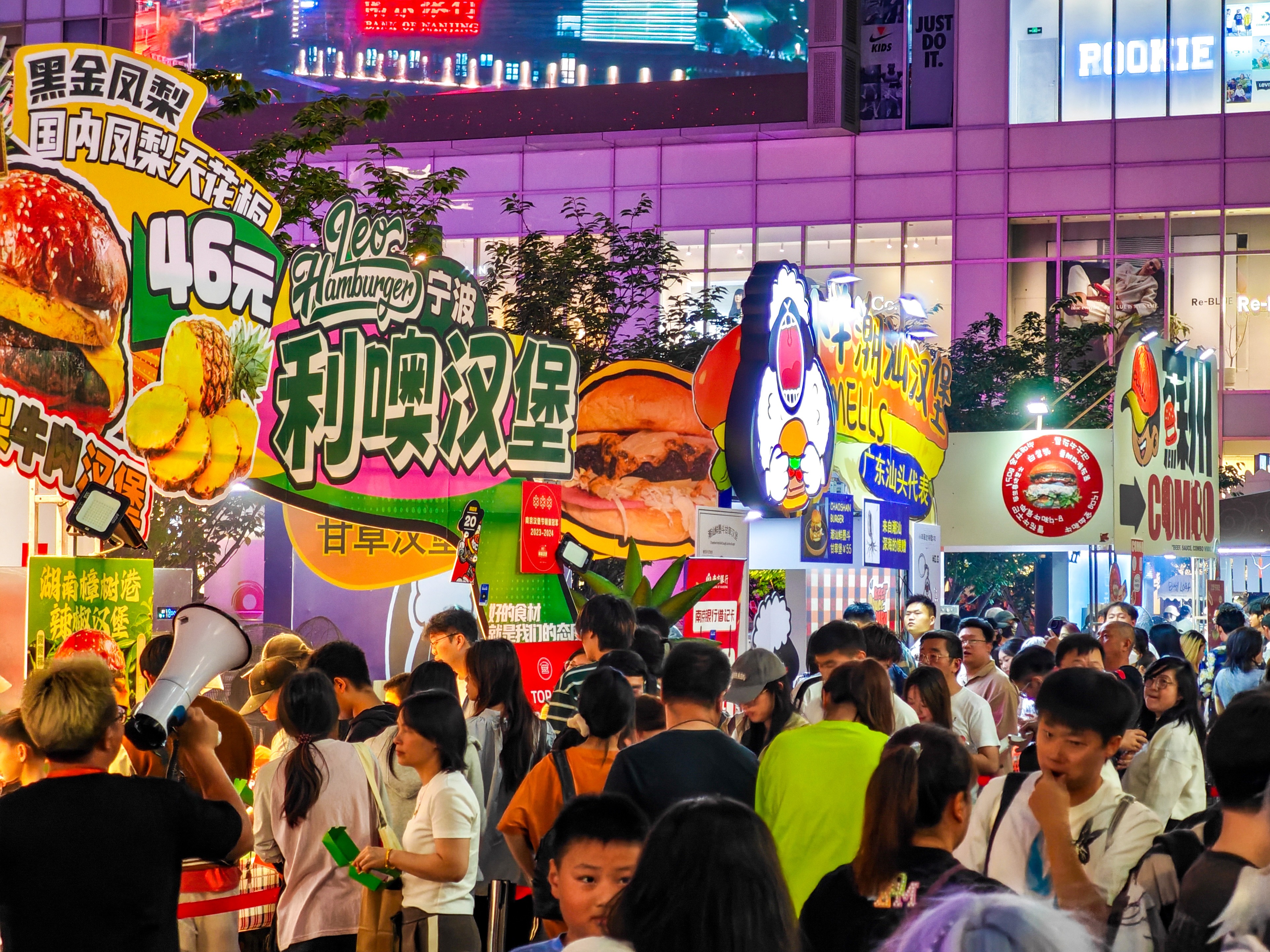 2025年“五一”假期夜间，2025汉堡节全国巡展在建邺元通商圈启幕。超30家知名汉堡品牌汇聚南京，以多元美味点燃食客热情，为消费者带来舌尖盛宴，同时有效激发夜间消费活力，强力拉动区域夜经济发展。南京日报/紫金山新闻记者 段仁虎 摄