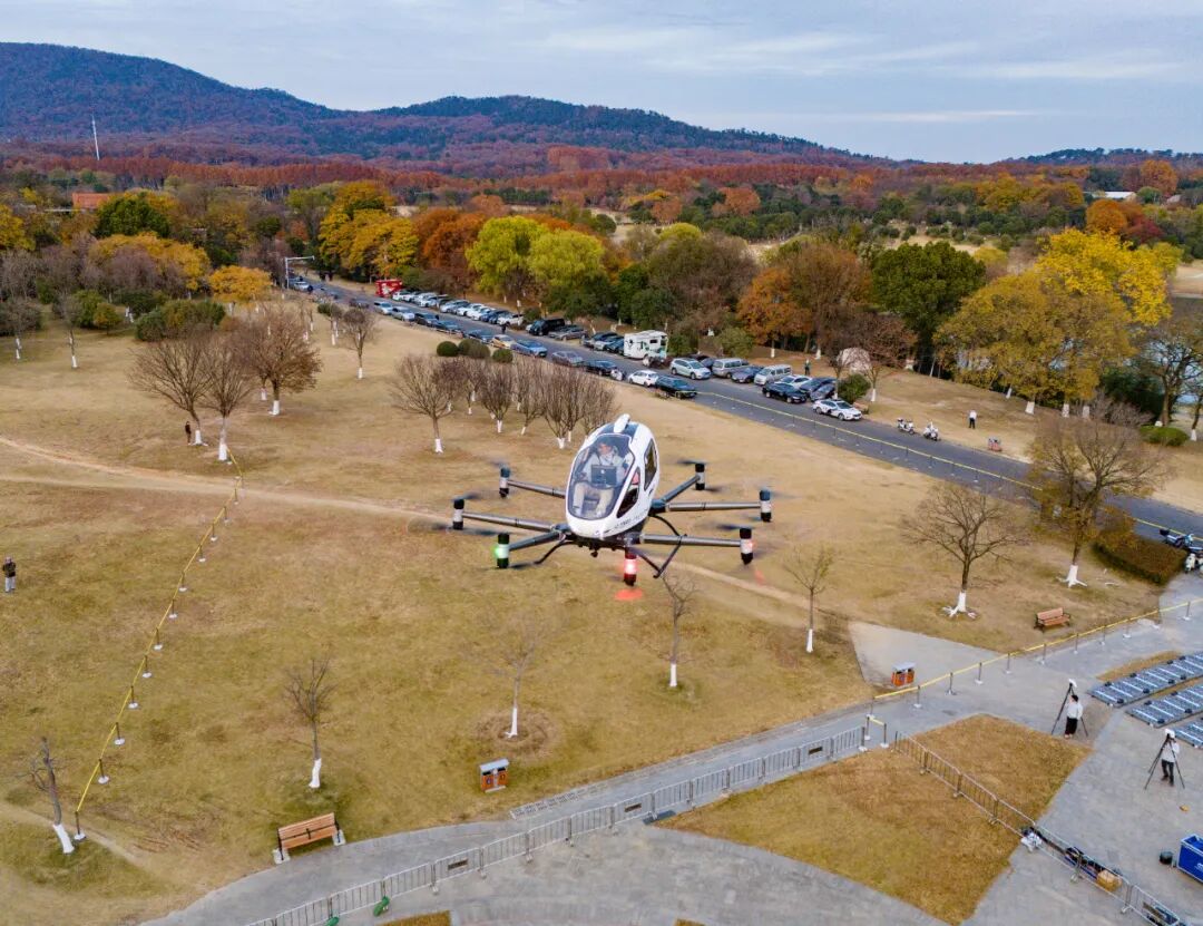 2025年12月4日下午，南京市应用场景观摩会举行，紫金山eVTOL（电动垂直起降飞行器）完成首次载人飞行。