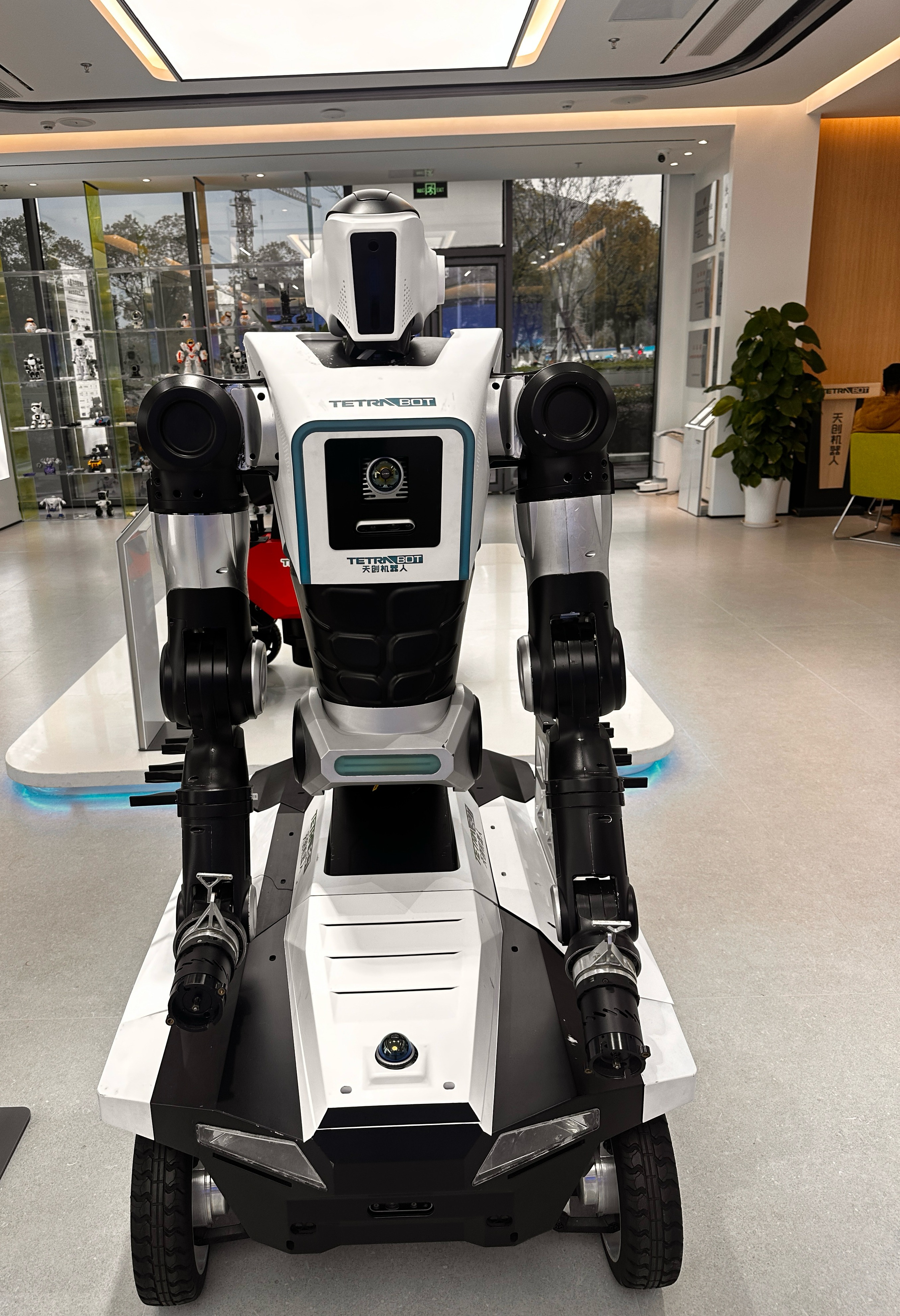 南京天创电子技术有限公司研发的防爆人形机器人。南京日报/紫金山新闻记者 江芬芬 摄