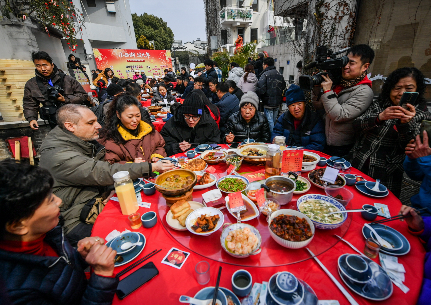 2月1日，南京小西湖街区第三届邻里家宴启幕，百余名居民与外国友人欢聚。