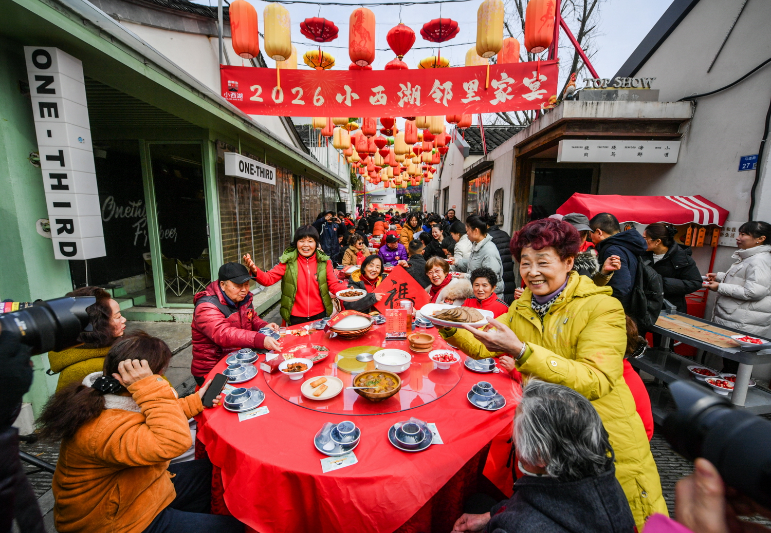 小西湖邻里家宴，让居民、街区主理人共聚一堂，共创邻里相亲的烟火氛围。