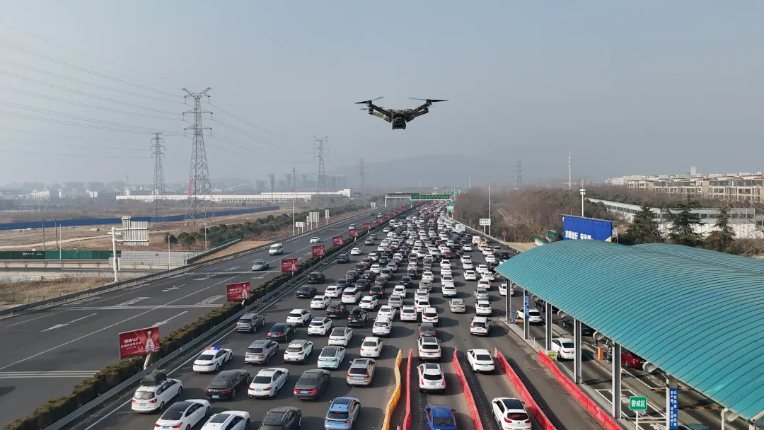 南京交警“金陵飞鹰”无人机15分钟就能巡完高速公路全线段。