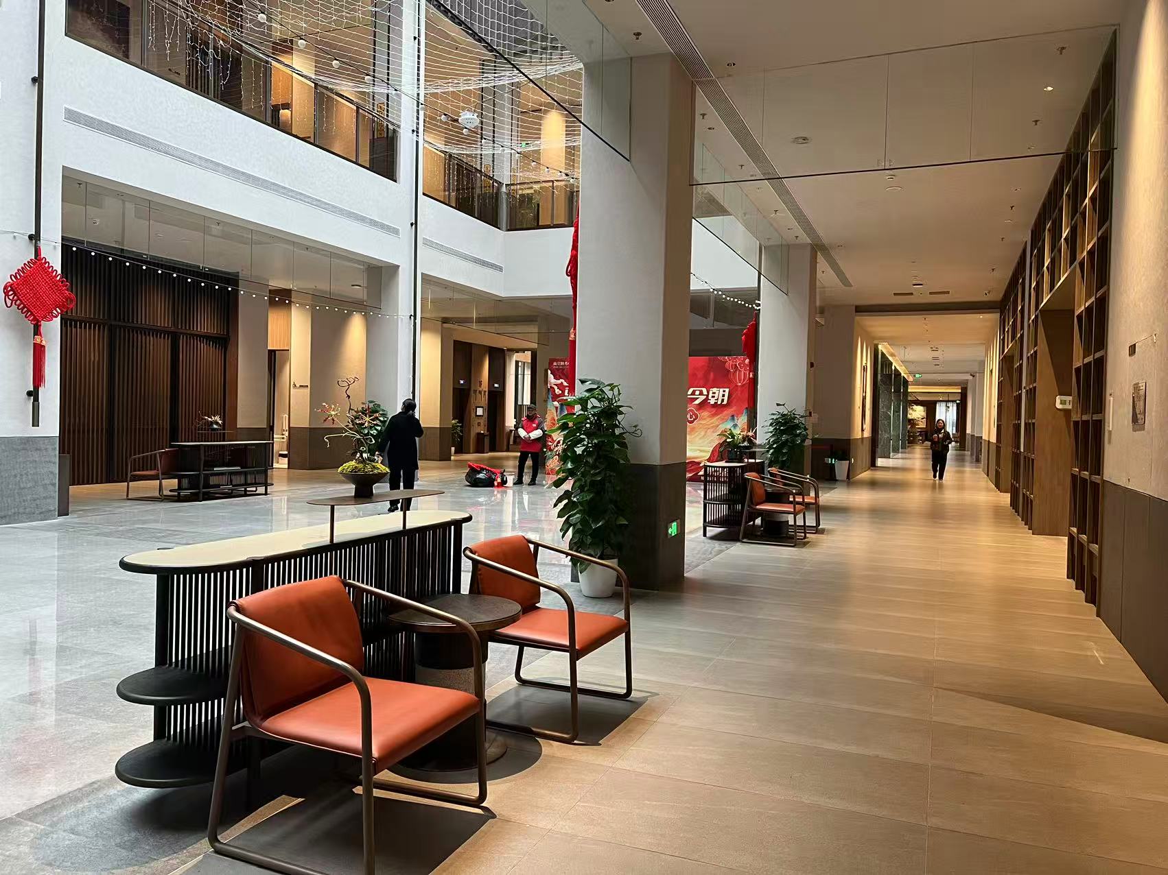 活力中心内随处可见沙发和椅子