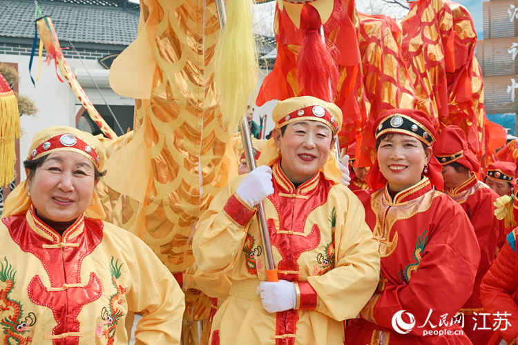 2.联欢会上，两村村民共同表演节目。 人民网记者 鞠峰摄