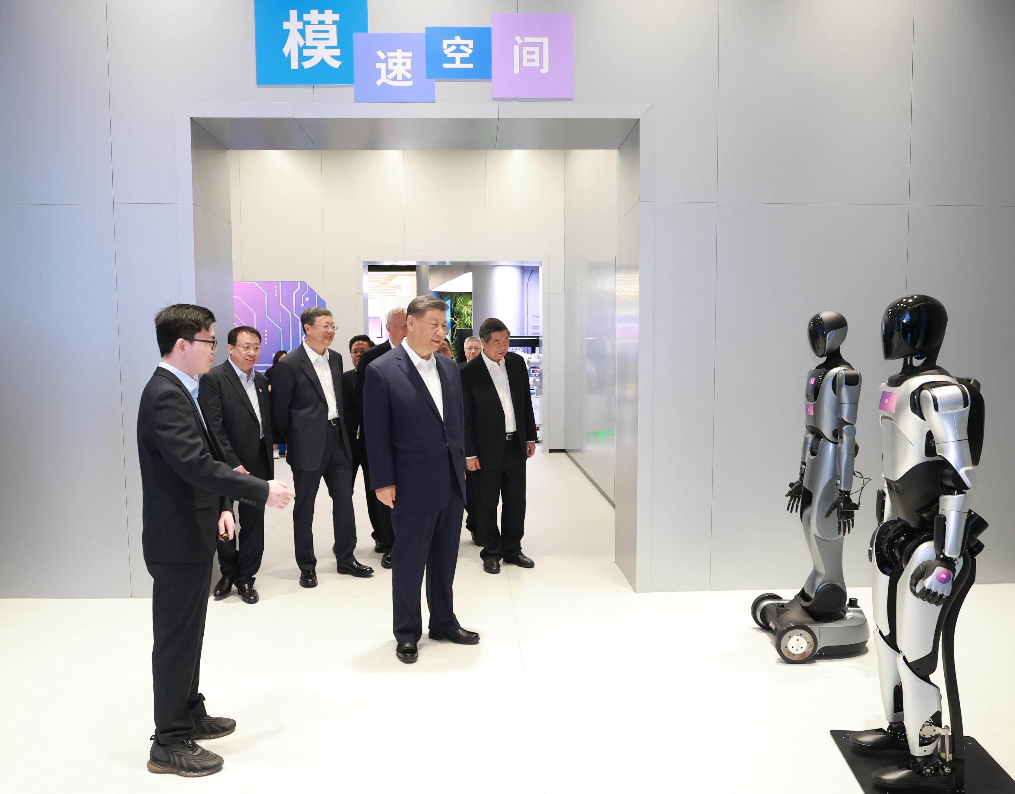 △ 2025年4月29日,习近平总书记走进位于徐汇区的上海“模速空间”大模型创新生态社区,听取相关技术研发和企业生产经营介绍。