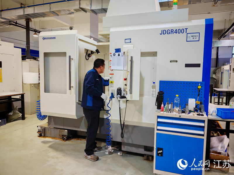 南京工业职业技术大学里的共享机器正在作业。人民网 江楠摄