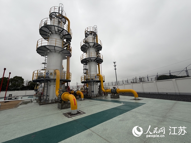 金坛储气库天然气三甘醇吸收塔。人民网 任晓燃摄