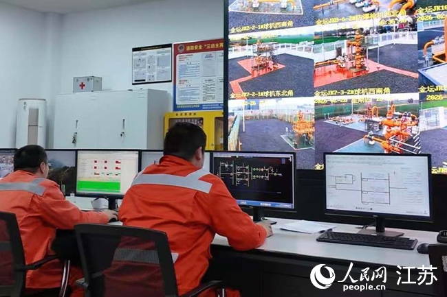 金坛储气库天然气三甘醇吸收塔。人民网 任晓燃摄