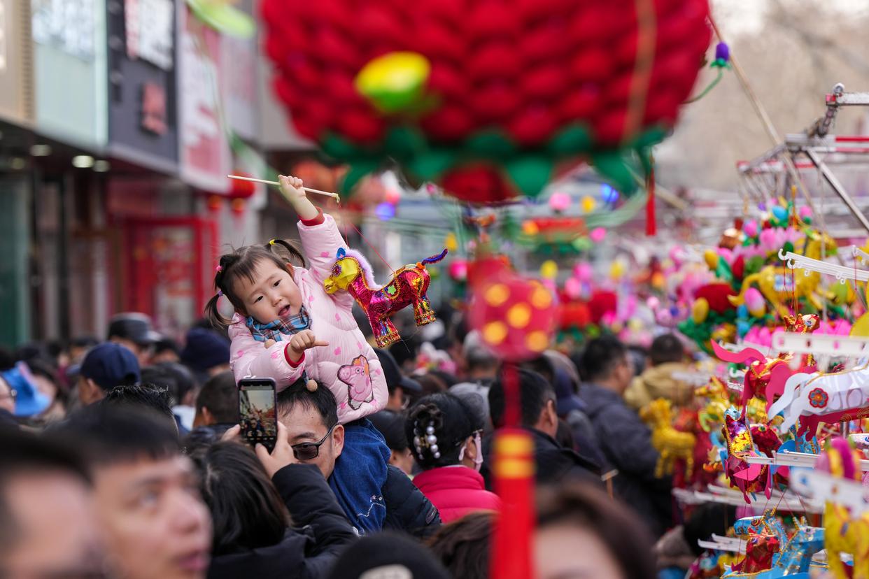 2月17日，一名小朋友和家人在夫子庙灯市游览。李博 摄