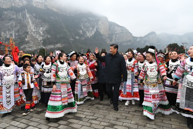 2021年2月3日,习近平总书记在毕节市黔西县新仁苗族乡化屋村考察结束时,乡亲们依依不舍簇拥着总书记,齐唱苗家留客歌。