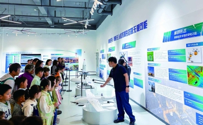 浦口高新区的南京低空科普研学教育基地，小朋友参观无人机知识科普展厅。 通讯员 葛馨 南京日报/紫金山新闻记者 孙中元 摄
