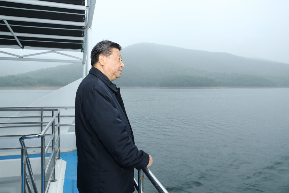 2021年5月13日下午,习近平总书记在河南南阳乘船考察丹江口水库。