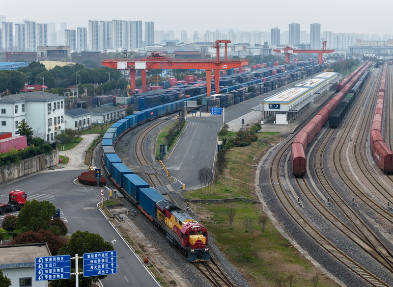 连日来，南京物流中心尧化门站作业繁忙，截至3月23日，发运货物同比增长54.5%。