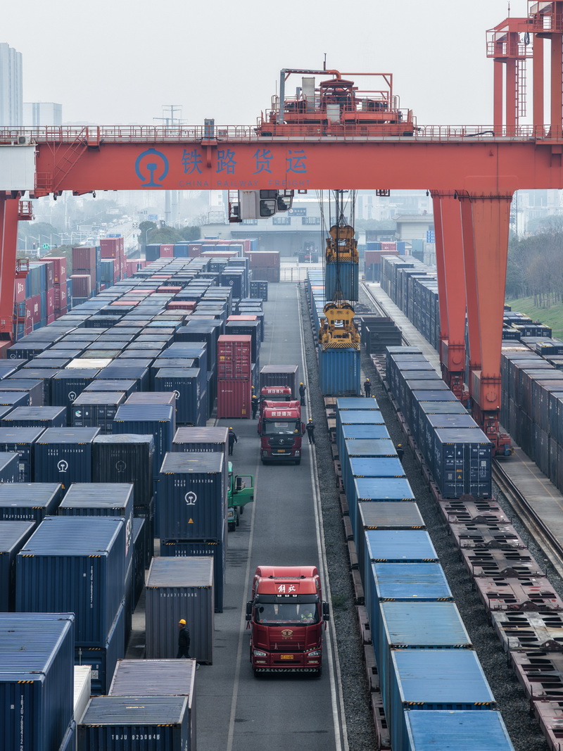 按照当前运输进度，预计一季度南京货物运输量将完成2.4万车、102.5万吨，整体货运业务保持稳健增长态势。图为忙碌的尧化门营业部。